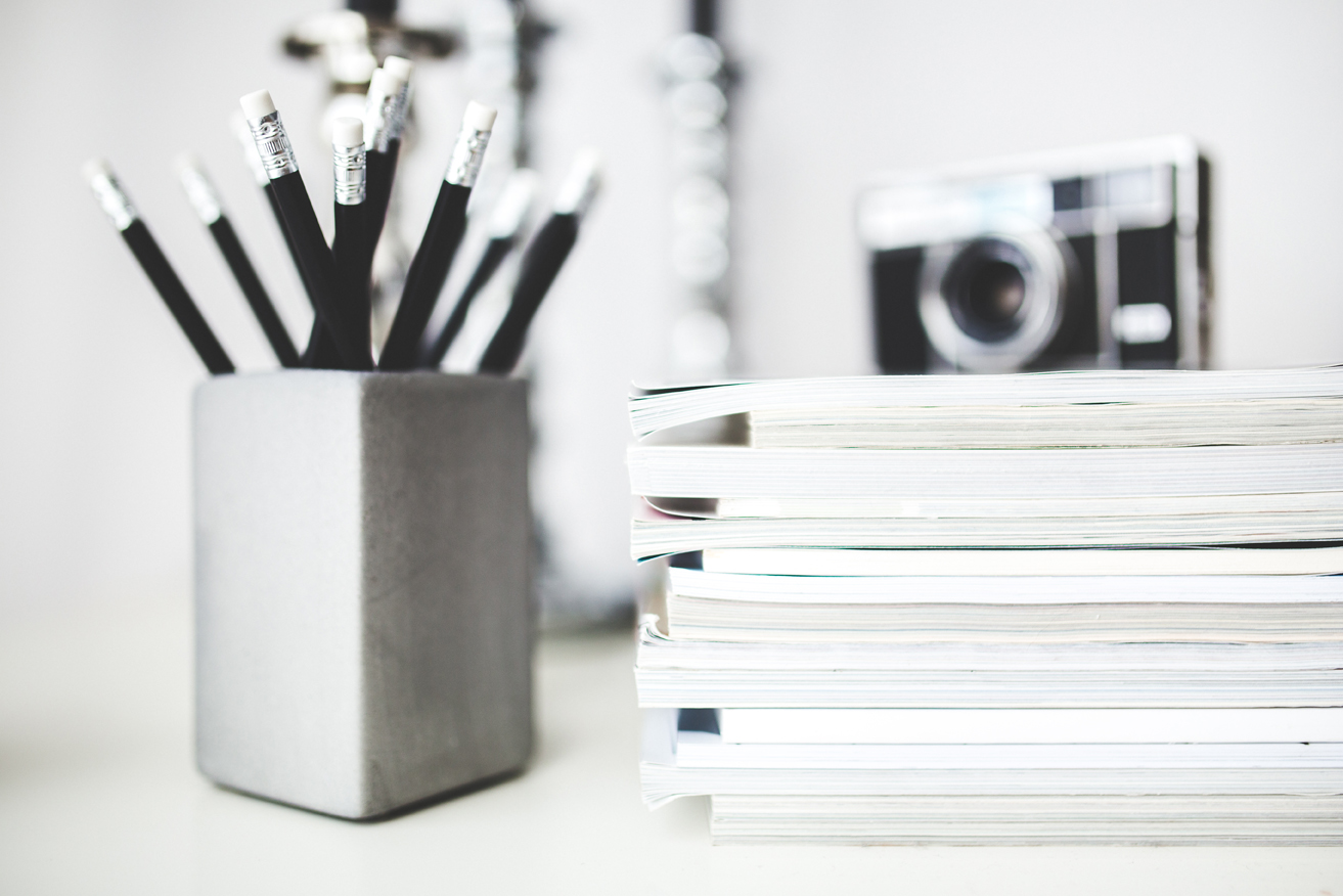 magazines-desk-work-workspace